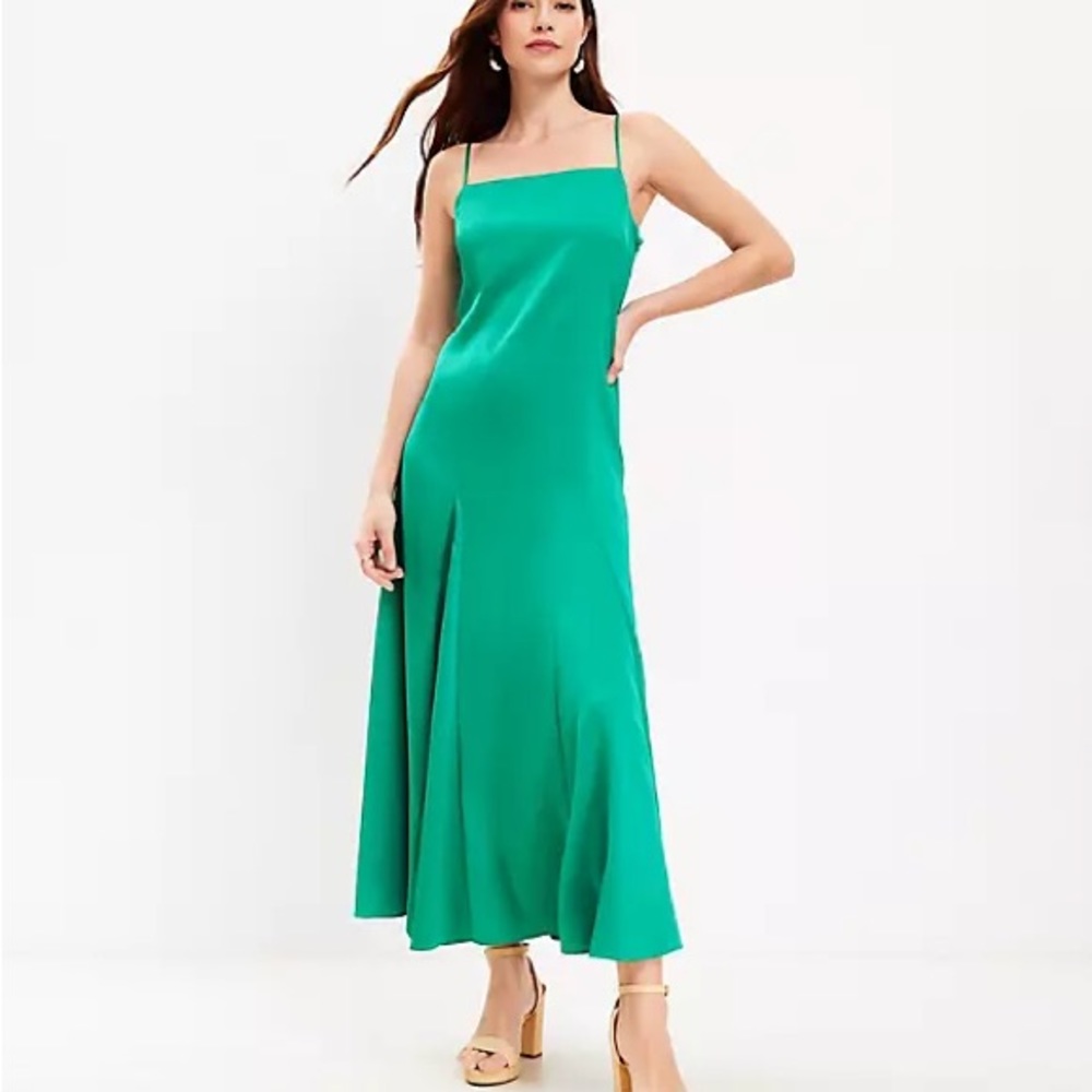 LOFT GREEN SLIP DRESS Adjustable spaghetti straps.100%Polyester
Machine Washable